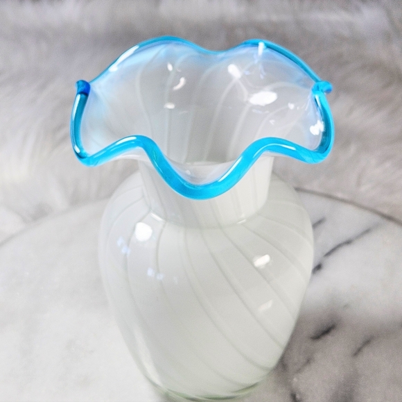 Vintage Hand Blown Art Glass Optic Swirl Vase With Blue Ruffled Rim Vintage 6" - Picture 2 of 6